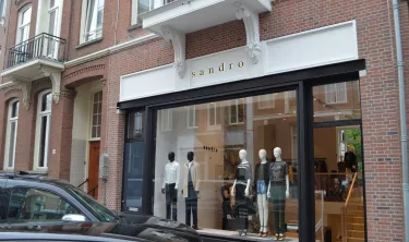 Sandro een luxe mode zaak op de P.C. Hoofdstraat te Amsterdam.